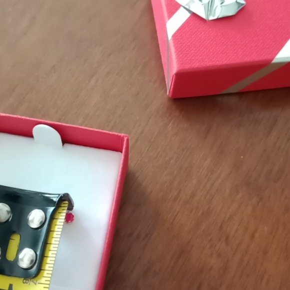 Gen. Ruby small stud earrings - Picture 4 of 5